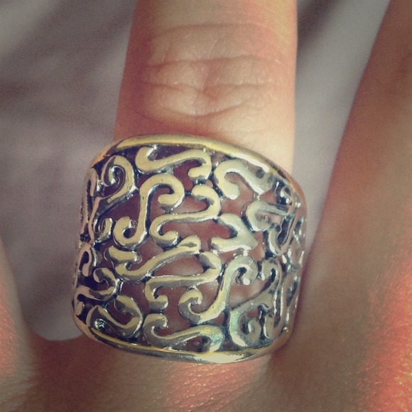 Ring with beautiful design - Picture 1 of 1