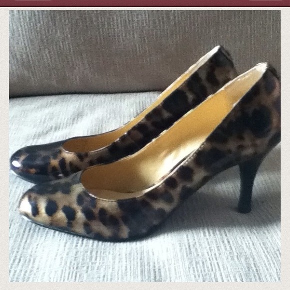 Leopard patent leather pumps