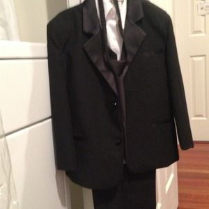 Boys size 6 , 5 piece tuxedo.