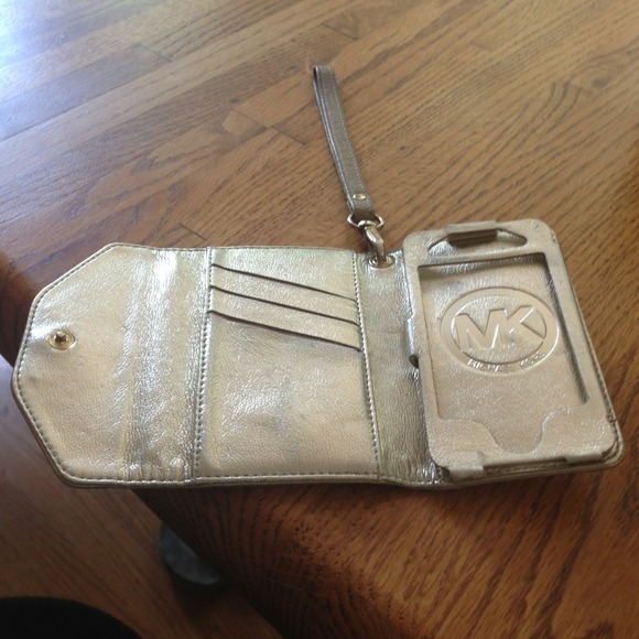 More pictures of Michael Kors wristlet