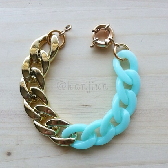 Jewelry - ⬇SALE⬇"Bayside" Acrylic Bracelet