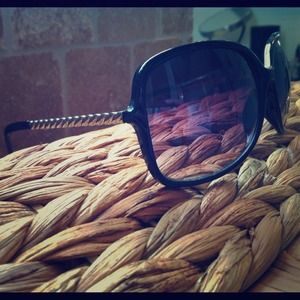 😎Black Sunglasses with purple tint 😎