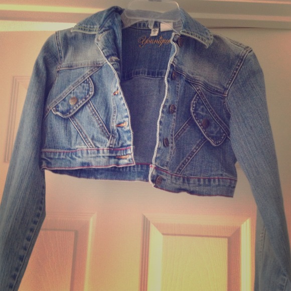 Short cropped denim jean jacket!