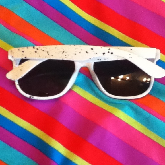 👓 White sunglasses 👓 - Picture 3 of 3
