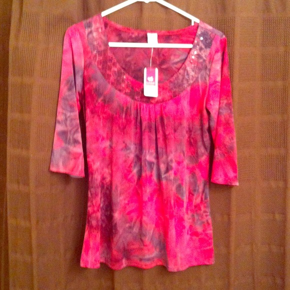 🌟nwot Cute Tie dye polyester shirt ripped off tag