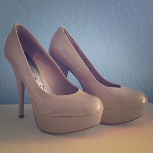Nude pumps