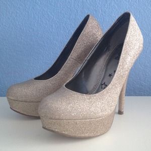 Gold glitter pumps