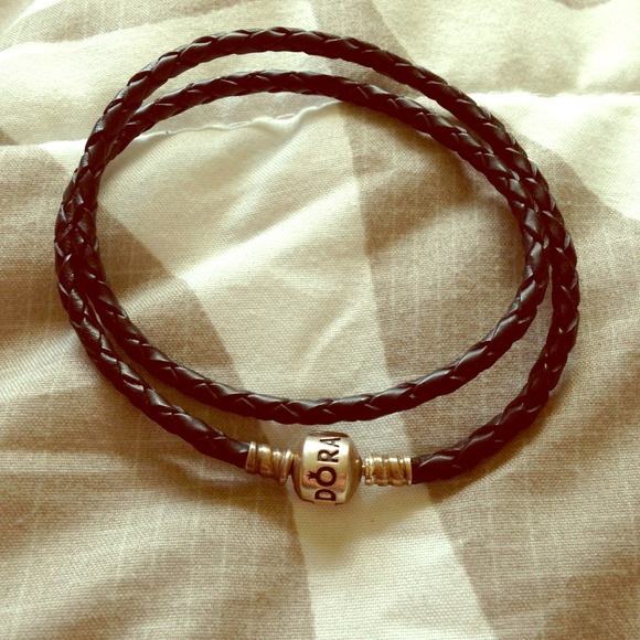 ✨ Pandora bracelet ✨only worn a few times✨