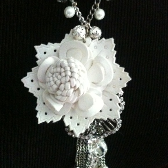 🔴Sold in Bundle🔴 Leather rose necklace - Picture 2 of 2