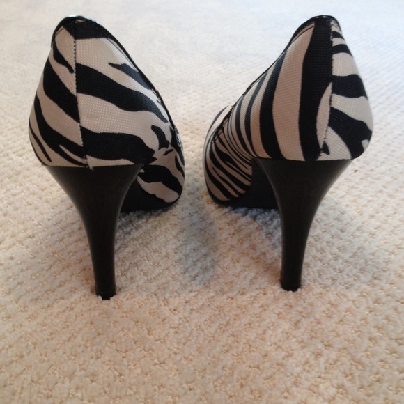 New Zebra Heel - Picture 3 of 4