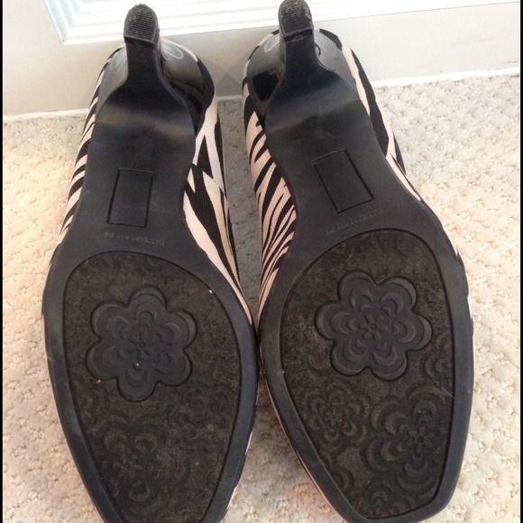 New Zebra Heel - Picture 4 of 4