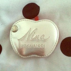 Nina Ricci pocket mirror 🍎