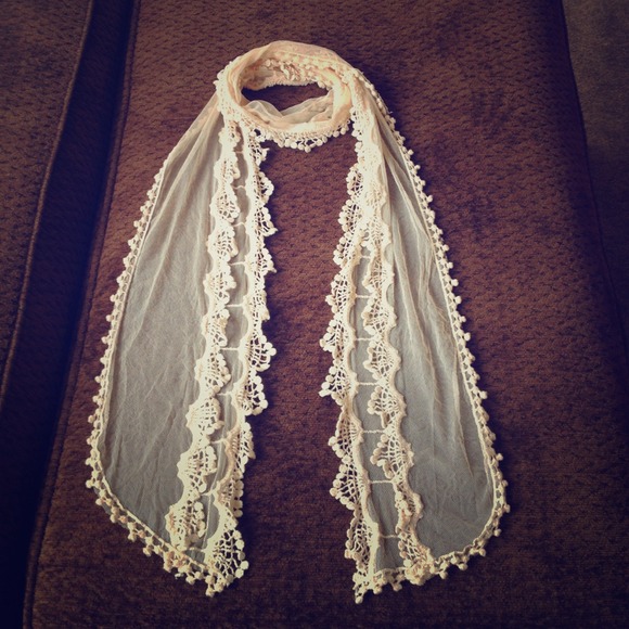 💛SOLD!💛 🎉🎀✨HOST PICK✨🎀🎉 UO lace scarf