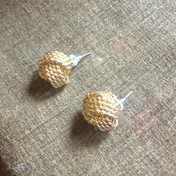 a pair of golden studs - Picture 2 of 3