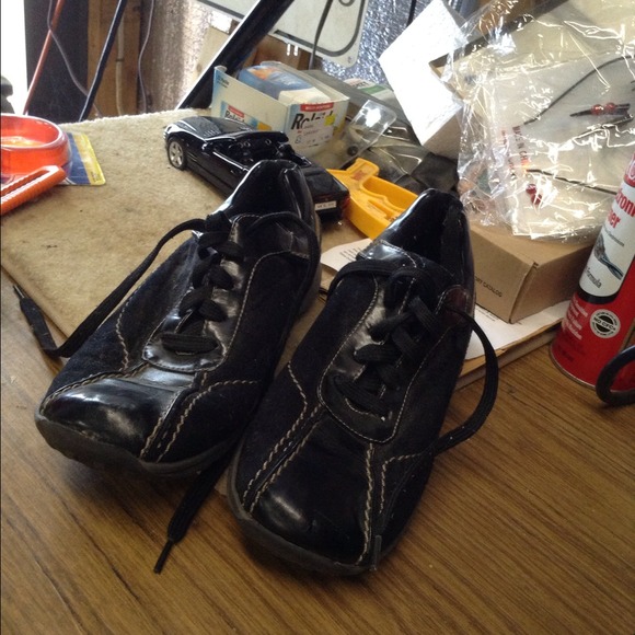 Tennis shoes