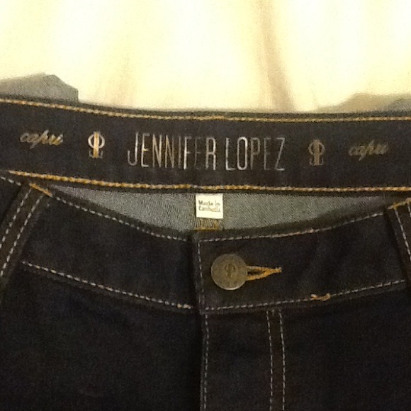 REDUCED Bootylicious dark wash capris NWT