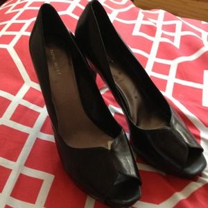 Black peep toe platform pumps