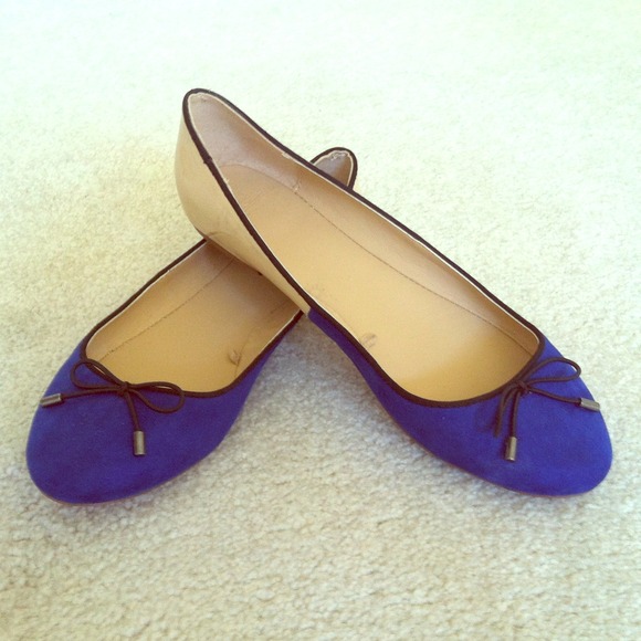 Blue & taupe color-blocked flats