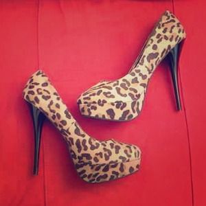 REDUCED Leopard print pumps.