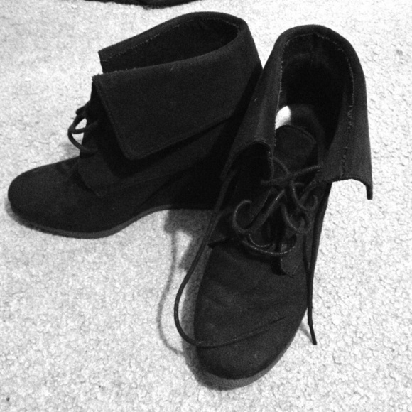 Black wedges