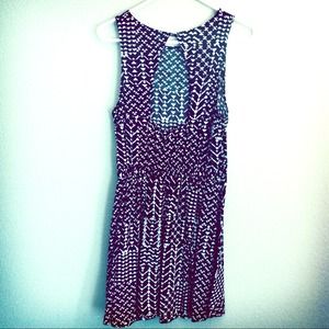 Aztec design dress w/ back cut out💕