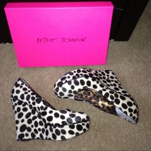 ✨Accepting Offers✨Betsy Johnson wedges