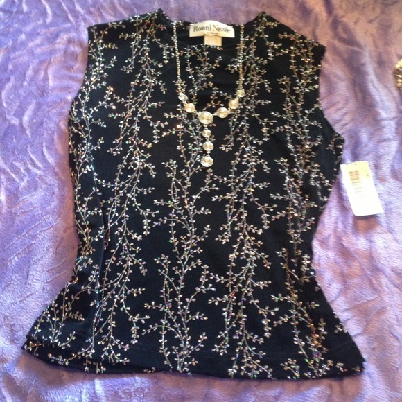 🌀🌀Black Sleeveless, silver shimmery Shirt.