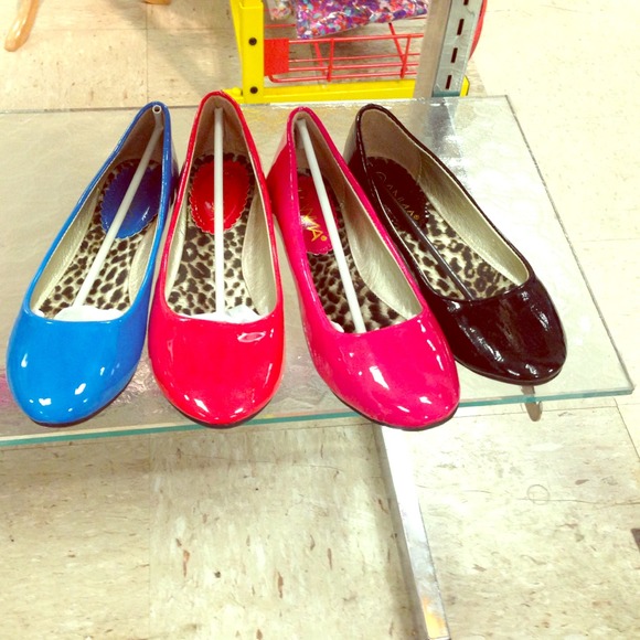 Glossy Finish flat shoe