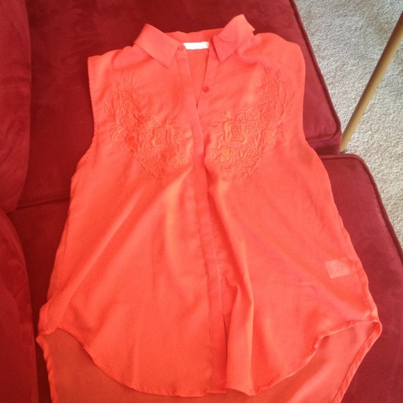 Sleeveless button-front collar top