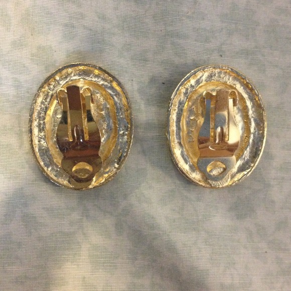 clip on pair of earrings - Picture 2 of 3