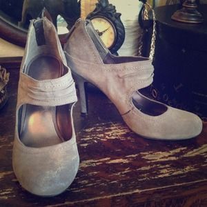 Classy Nine West Grey Suede Pumps