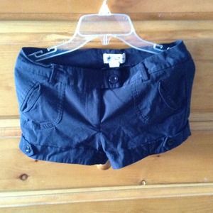 Very cute mid waisted shorts :)