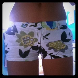 Cute floral short shorts