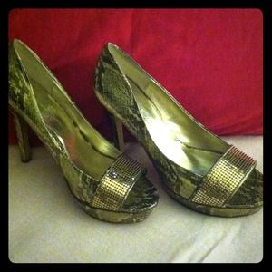 Jessica Simpson Gold pumps