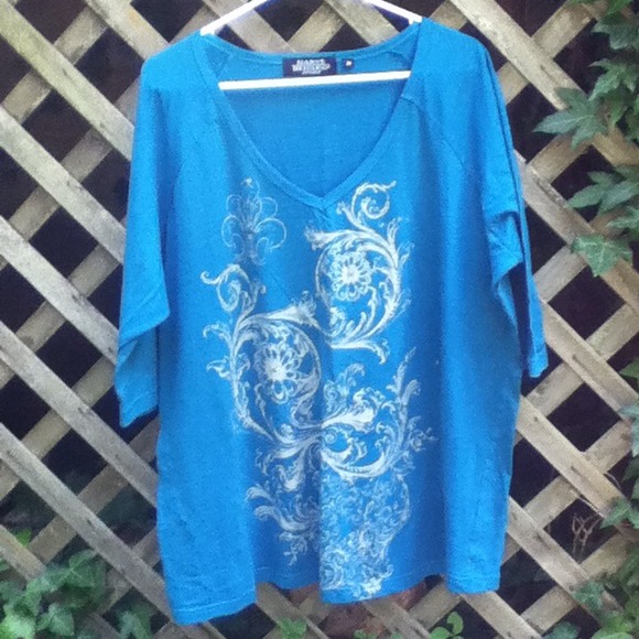 🚫SOLD🚫Blue/Silver Floral Motif Top