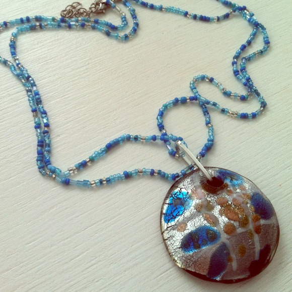 Beaded neckless with multicolored stone.