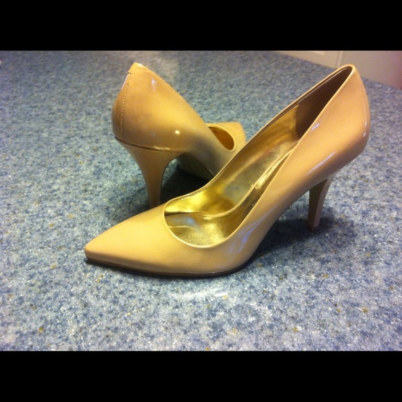 Nine West beige patent pumps