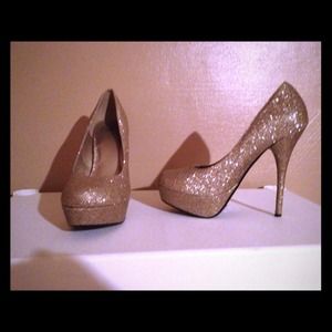 Gold High heels! 💛💛