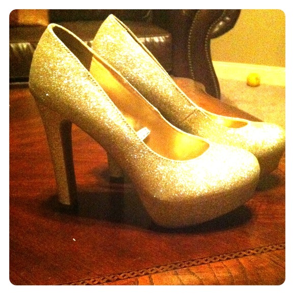 Gold 6 in Mossimo heels