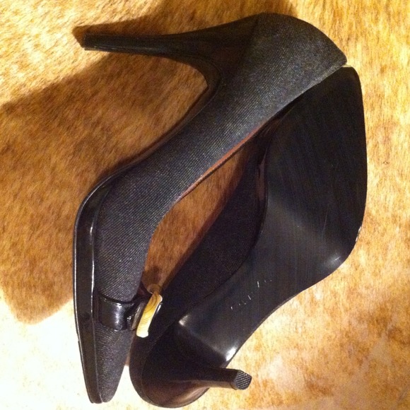 Classic Calvin Klein Pumps. NWOB. - Picture 3 of 4