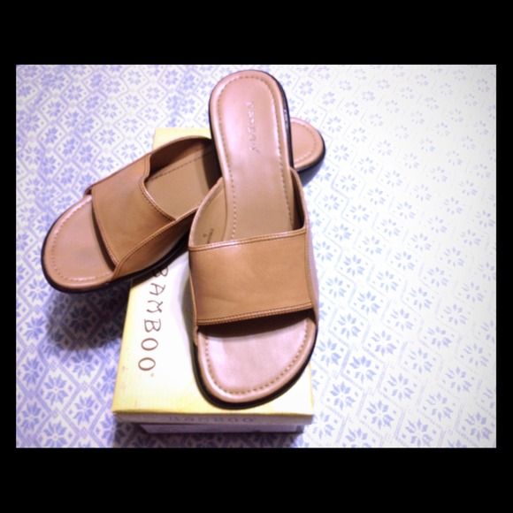 Khaki leather sandal, gently worn!