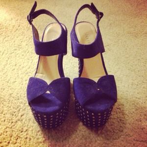 Studded platform wedge