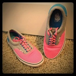 Never worn because they are not my size😔