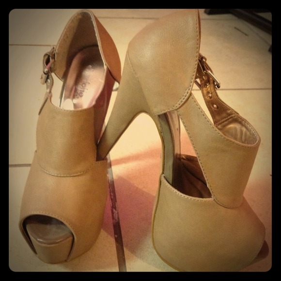 Size 7- Charlotte Russe 6" tan pumps