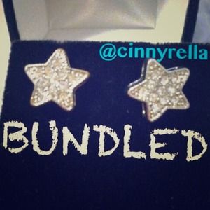 🚫BUNDLED🚫🌟🌟Silver star glitter studs!!