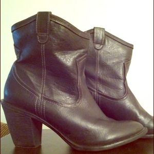 Short black cowgirl boots