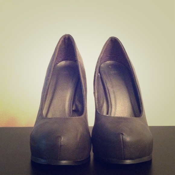 Grey heels - Picture 1 of 2
