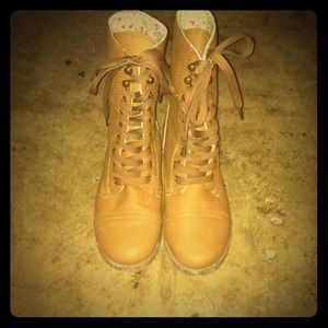 Combat boots