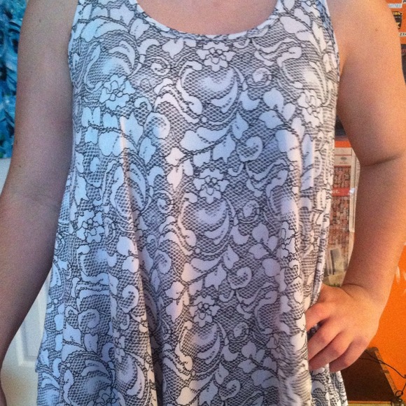 Cute top!❗ - Picture 2 of 3
