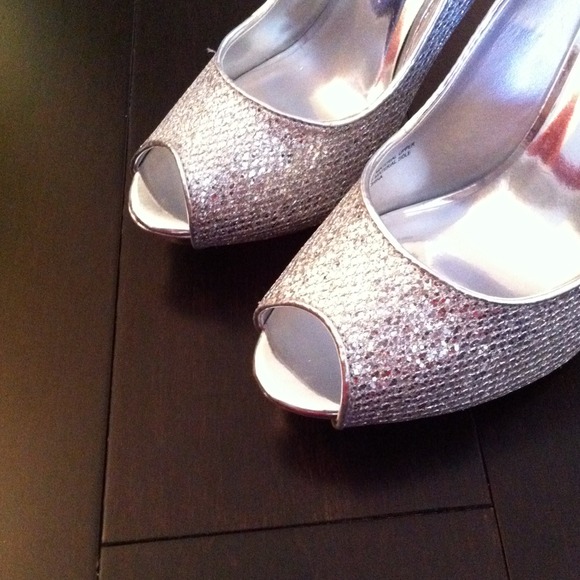 🚫SOLD🚫 sexy silver platform peep toe pumps!!! - Picture 3 of 4